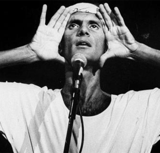 Outro grande ídolo da música brasileira, Cazuza morreu no dia 7 de julho de 1990, aos 32 anos de idade, devido a um choque séptico causado pela AIDS. Antes, ele havia viajado aos Estados Unidos, para tentar um tratamento alternativo. Em Boston, ele ficou por quatro meses, até retornar ao Rio de Janeiro, alguns meses depois. O ex-líder da banda Barão Vermelho admitiu que havia contraído o vírus em 1989.