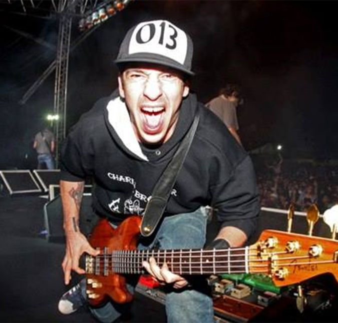 E falando em Charlie Brown Jr., Luiz Carlos Leão Duarte Junior, mais conhecido como Champignon, foi encontrado morto em seu apartamento, em São Paulo, após cometer suicídio aos 35 anos de idade no dia 9 de setembro de 2013, poucos meses após Chorão, seu melhor amigo, morrer. Vizinhos chamaram a polícia após ouvirem barulho de tiro vindo do apartamento do baixista. Na época, Claudia, esposa de Champignon, estava grávida de cinco meses.