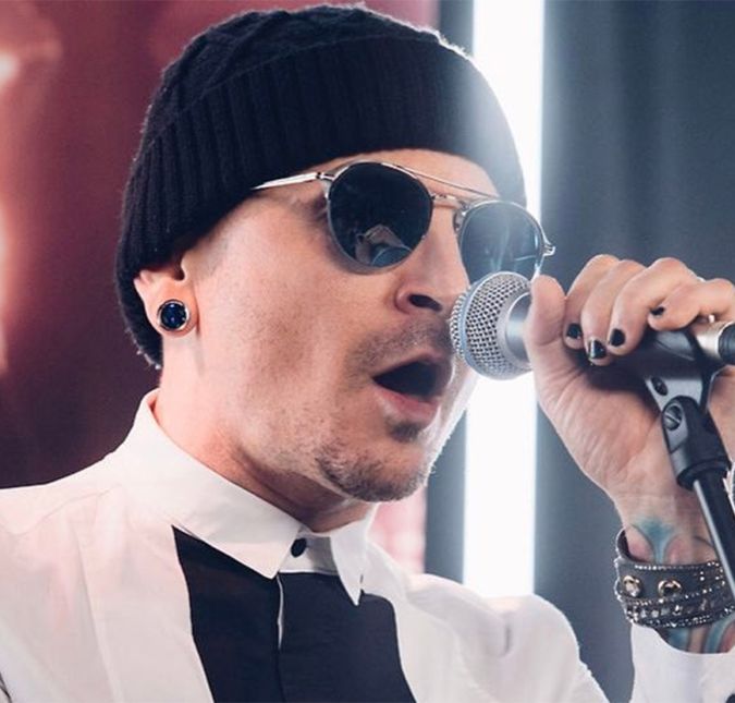 Após Chris Cornell, outra morte chocante - e que ocorreu na data em que o ex-vocalista do Audioslave faria aniversário - foi a de Chester Bennington, conhecido por ter liderado o Linkin Park. O músico, que também sofria de depressão, era bem próximo de Cornell, e foi encontrado morto aos 41 anos de idade. Chester era casado e tinha seis filhos - Lila, Tyler, Isaiah, Jamie Lily e Draven - frutos de dois relacionamentos, o primeiro com Samantha Marie Olit e o segundo e mais atual com Talinda Ann Bentley. Ele falava bem abertamente sobre sua luta contra o vício com drogas e álcool, além de ter falado sobre ter sido vítima de abuso quando criança.