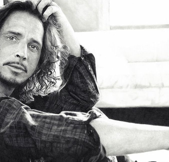 Chris Cornell, por exemplo, tirou sua própria vida no dia 18 de maio de 2017, aos 52 anos de idade. O músico, conhecido por ter liderado bandas como Soundgarden e Audioslave, sofria de depressão e foi encontrado morto no quarto de hotel em que estava hospedado. Na época, a notícia pegou a todos de surpresa, já que o cantor não dava indícios de estar sofrendo e estava sob efeitos de remédios quando cometeu o suicídio.