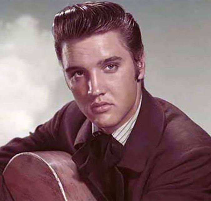 Conhecido como o Rei do Rock, Elvis Presley entrou para a história e revolucionou o mundo da música. Ele morreu aos 42 anos de idade, mais precisamente no dia 16 de agosto de 1977, devido a um colapso fulminante associado a disfunção cardíaca. O músico foi encontrado inconsciente por sua namorada, Ginger Alden, no chão de seu banheiro. Acredita-se que os anos de abuso de drogas tenham afetado o coração de Elvis.