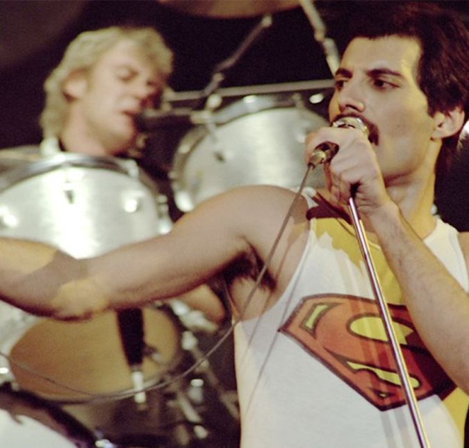 Eterno líder do Queen, Freddie Mercury também teve uma vida recheada de abuso de drogas e bebida, mas infelizmente acabou contraindo o HIV, e eventualmente foi diagnosticado com AIDS, uma doença que se alastrou nos anos 80 e atingiu, principalmente, a comunidade gay. Por se tratar ainda de um vírus pouco conhecido, e ainda sem opções de tratamento, o cantor morreu no dia 24 de novembro de 1991, aos 45 anos de idade, devido a uma broncopneumonia, acarretada pela AIDS.
