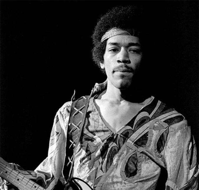 No dia 18 de setembro de 1970, Jimi Hendrix morreu aos 27 anos de idade. Na ocasião, ele estava com a namorada, Monika Dannemann, em um hotel na Inglaterra e, de acordo com depoimento dado por ela, o músico havia tomado nove comprimidos para dormir, sem que ela soubesse. Ao ser encontrado morto, um primeiro laudo médico apontou que ele se asfixiou em seu próprio vômito, composto principalmente de vinho tinto. John Bannister, o médico que cuidou do caso, chegou a informar o seguinte em entrevista ao The Times: - A quantidade de vinho que estava sobre ele era fora do comum. Seus cabelos e sua camisa estavam embebidos, também seus pulmões e estômago estavam completamente cheios de vinho. Eu nunca tinha visto tanto vinho.