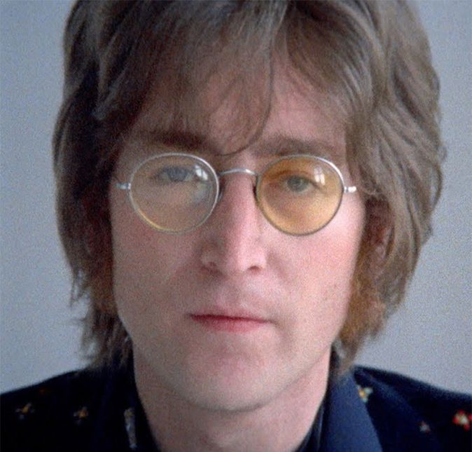 Outra morte que chocou o mundo foi a de John Lennon. O eterno integrante dos Beatles foi morto a tiros por um fã, quando estava chegando ao prédio onde morava, em Nova York. O músico morreu no dia 8 de dezembro de 1980, aos 38 anos de idade, por Mark David Chapman, que horas antes de cometer o assassinato, havia se reunido com Lennon e outros fãs para conseguir fotos e um autógrafo na capa do álbum do cantor, chamado Double Fantasy. Mark efetuou cinco disparos e um deles atingiu a artéria de John, o que causou severa perda de sangue. Lennon até chegou a ser levado ao hospital, mas foi declarado morto assim que chegou ao local. Acredita-se que a motivação de Mark teria sido religiosa. Logo após o atentado, ele foi condenado a prisão perpétua e, desde 2000, sua liberdade condicional tem sido negada em todas as ocasiões.