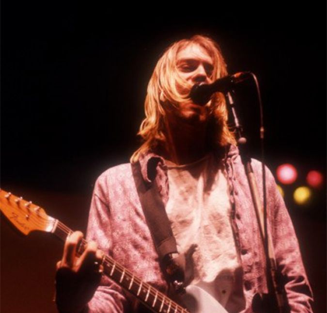 Kurt Cobain, um dos pioneiros do estilo grunge, era líder do Nirvana, e também cometeu suicídio. Ele tinha apenas 27 anos de idade e foi encontrado morto no dia 5 de abril de 1994. Na época, sua companheira, Courtney Love, havia cogitado a possibilidade de o músico ter sido vítima de um homicídio, o que logo foi comprovado pela polícia que não era verdade.