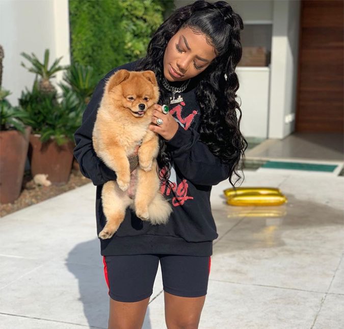 Moletons são bons para quebrar aquele friozinho também e não tem nada de errado combinar eles com roupas de verão. Ludmilla fez isso muito bem usando sua blusa de frio com outra tendência: a bermuda de ciclista.