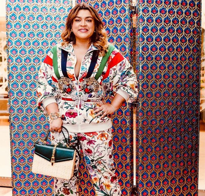 Aliás, estampas são uma ótima pedida para sair do básico! Preta Gil apostou em um look super colorido da Gucci e ficou fina e elegante. Viu que moletom também pode ser chique?
