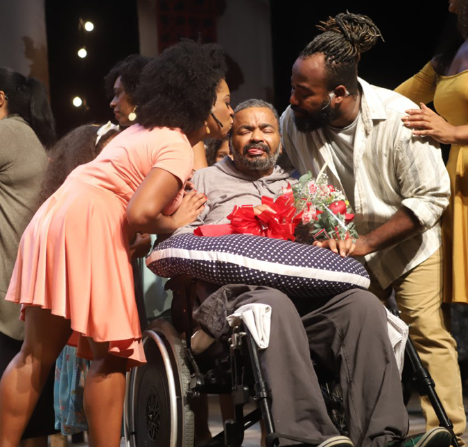 Arlindo Cruz sobe no palco e recebe homenagem durante um musical no Rio de Janeiro