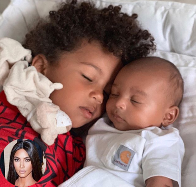 Kim Kardashian compartilha foto dos filhos e declara: <i>Fofos</i>