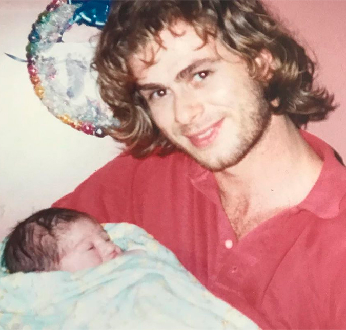 Rafael Vitti posta foto de seu pai segurando bebê e brinca com semelhança: <i>Calma galera, ainda não</i>