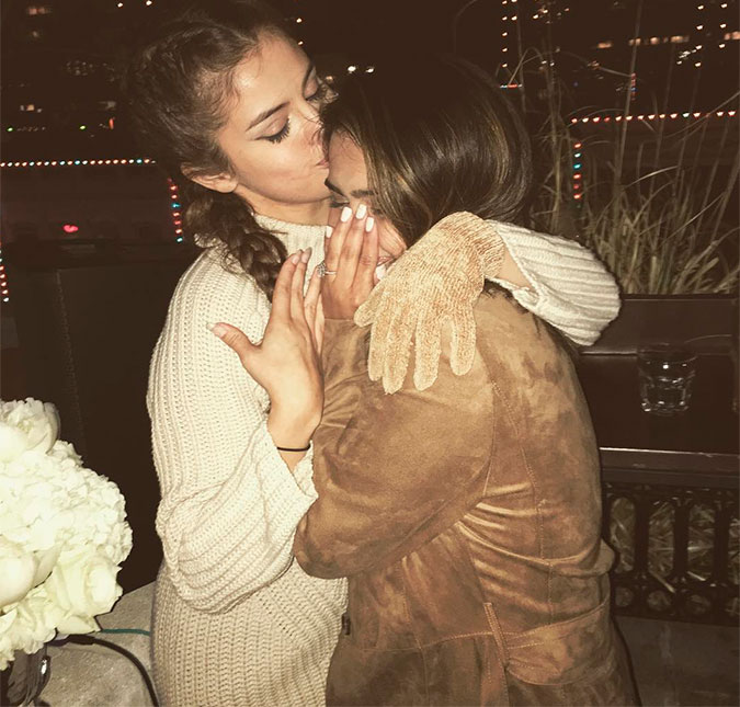 Selena Gomez é madrinha de casamento da prima e faz discurso emocionante na cerimônia: <I>- Você me ensinou a ser forte</I>