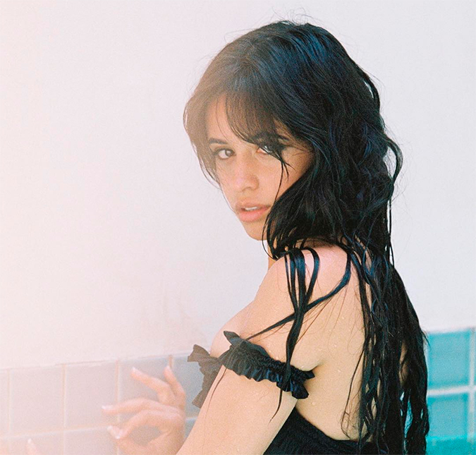 Camila Cabello desabafa nas redes sociais sobre ansiedade e afirma que dentro dela há duas versões em disputa