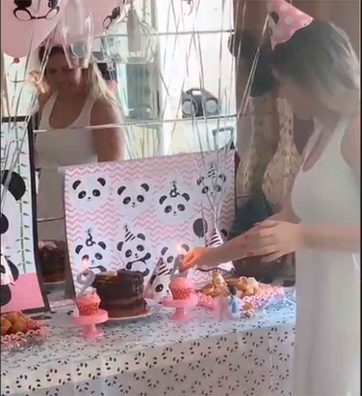 Marília Mendonça ganha festa surpresa ao completar 24 anos de idade