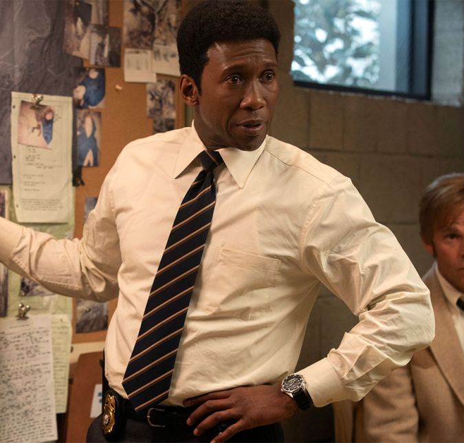 True Detective é uma série em que as investigações policiais descobrem os segredos pessoais e profissionais dos envolvidos, tanto dentro como fora da lei. Cada temporada acompanha uma história diferente. Bem diferente, né?