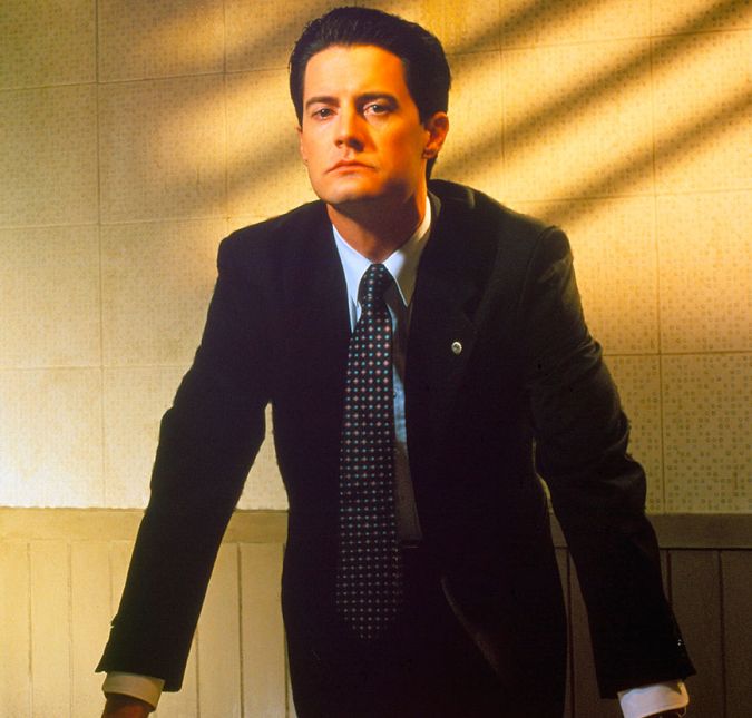 Twin Peaks é uma série clássica dos anos 90 que voltou com tudo em 2017. A trama conta a história de um detetive que investiga uma morte de uma jovem na cidade de Twin Peaks.