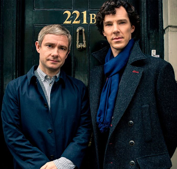 Essa série dispensa apresentações, né? A quarta e última temporada de Sherlock foi exibida em 2017 e, embora esteja longe das telinhas há um tempo, os fãs já se acostumaram com a demora na atualização de episódios. A trama é uma análise moderna do famoso detetive e seu parceiro médico e a resolução de crimes na Londres do século XXI.