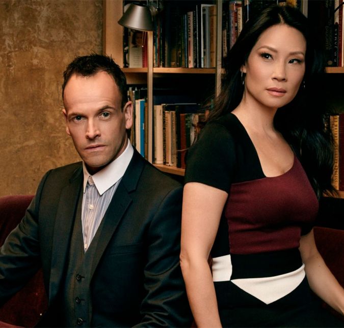 Elementary está atualmente em sua sétima temporada e conta com os atores Jonny Lee Miller e Lucy Liu como protagonistas. A série narra uma visão moderna dos casos de Sherlock Holmes, com o detetive agora morando em Nova York.