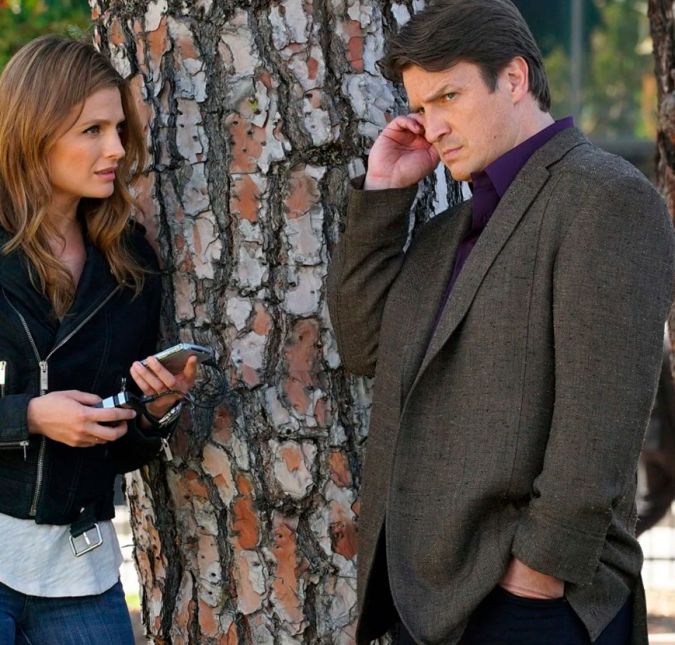 Depois que um serial killer começa a imitar os enredos de seus romances, o bem-sucedido romancista de mistério Richard Rick Castle recebe permissão do Prefeito de Nova York para acompanhar uma equipe de investigação de homicídios da polícia para fins de pesquisa. Essa é a trama de Castle, que terminou em 2016 com oito temporadas.