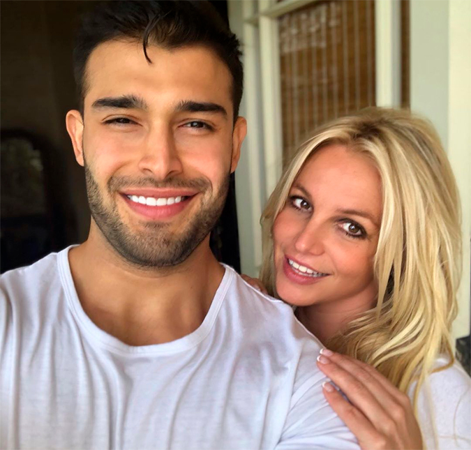 Fontes próximas a Britney Spears afirmam que ela não está noiva - após anel de diamante causar especulação