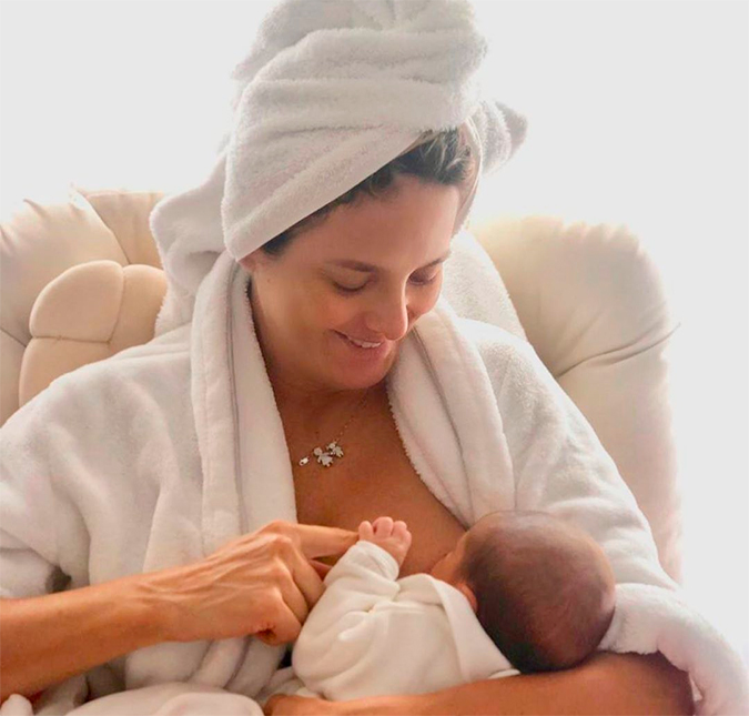 Ticiane Pinheiro posta foto amamentando e desabafa: <i>Não dá tempo de me vestir ou de secar o cabelo</i>