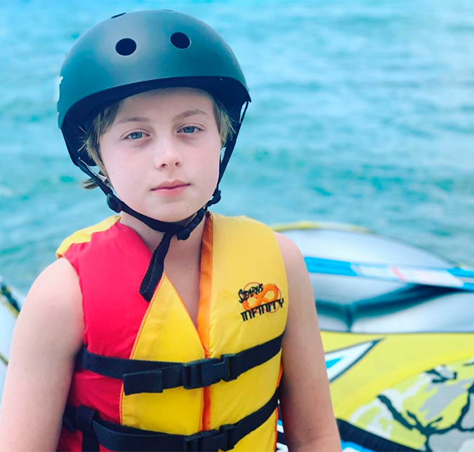 Após acidente, filho de Luciano Huck e Angélica aparece de capacete: <i>Beni está de volta ao mar</i>
