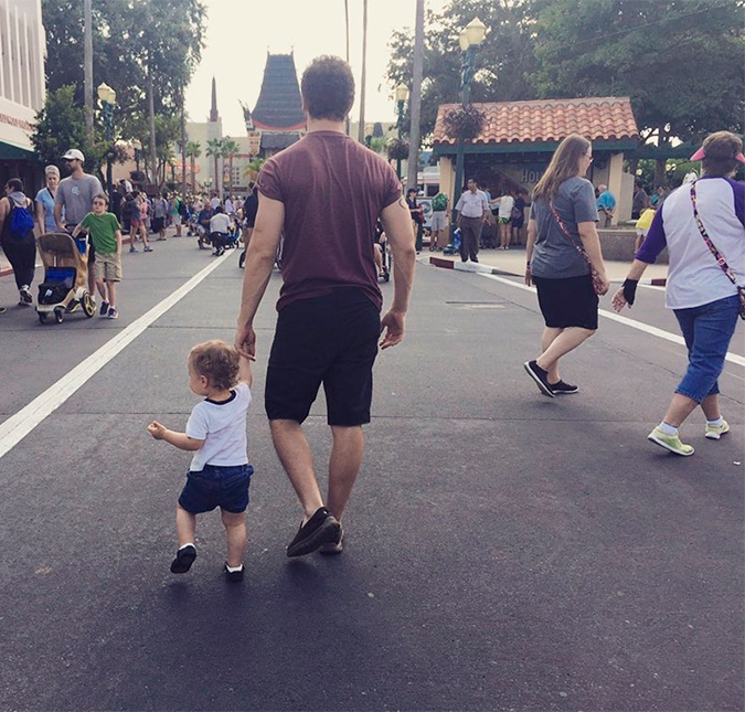 Lucas Lima posta clique raro com Theo e afirma: <i> O amor pelo meu filho me faz tentar ser um cara mais amável</i>