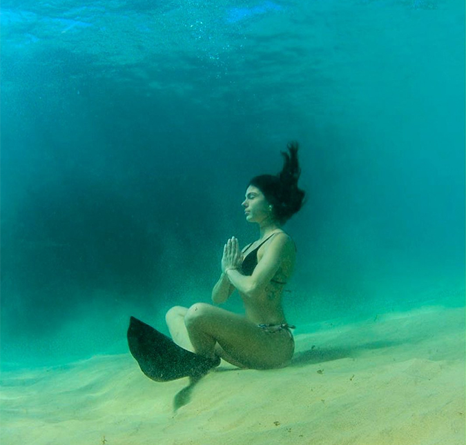 Isis Valverde posta foto meditando embaixo d'água!