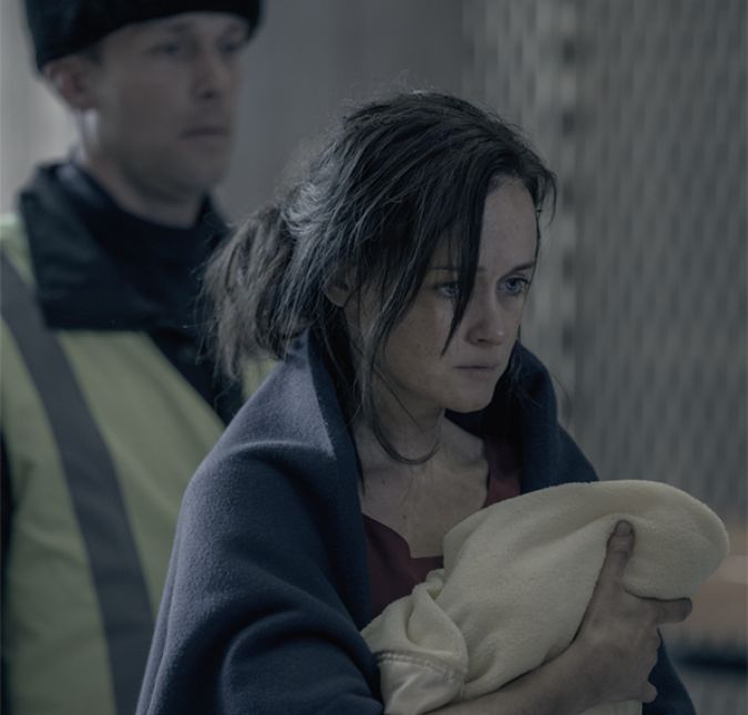 E falando na bebê Nichole, precisamos combinar que a fuga de Emily, com a bebê no colo, passando por diversos obstáculos - inclusive um rio - e chegando viva ao Canadá, foi uma das cenas mais emocionantes, não é mesmo? Quando ela finalmente se vê livre de Gilead e percebe que conseguiu cruzar a fronteira, foi algo que todo fã da série aguardou por muito tempo. E falando na bebê Nichole, precisamos combinar que a fuga de Emily, com a bebê no colo, passando por diversos obstáculos - inclusive um rio - e chegando viva ao Canadá, foi uma das cenas mais emocionantes, não é mesmo? Quando ela finalmente se vê livre de Gilead e percebe que conseguiu cruzar a fronteira, foi algo que todo fã da série aguardou por muito tempo.