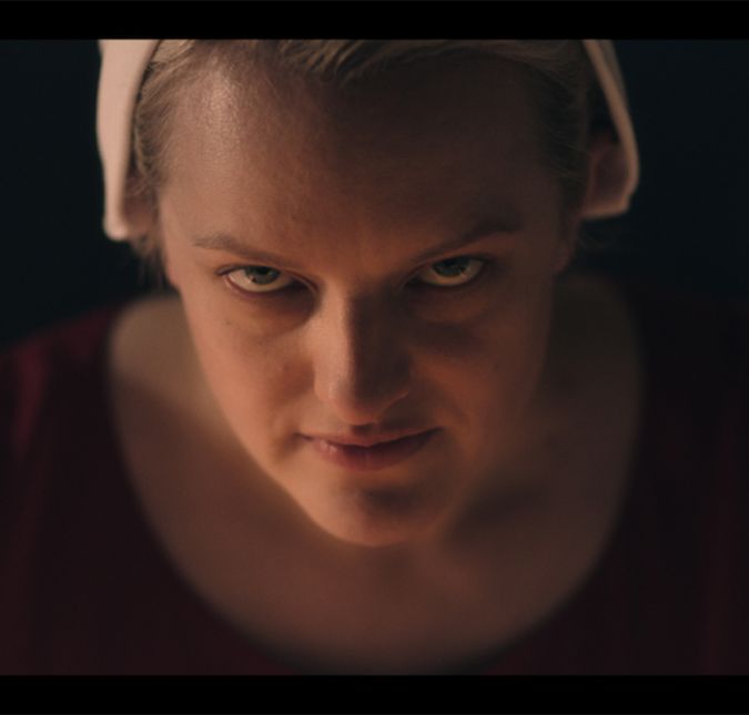 The Handmaid's Tale, que está atualmente na quarta temporada, tem mostrado ao público uma história chocante e até mesmo perturbadora, em que oferece um futuro distópico onde as mulheres são separadas de suas famílias para viver como aias, ou seja, servindo apenas para engravidar. Sob rígidas regras, elas são abusadas, violentadas e sofrem até mesmo tortura de comandantes e suas esposas. Que tal relembrar alguns dos momentos mais chocantes da produção? The Handmaid's Tale, que está atualmente na quarta temporada, tem mostrado ao público uma história chocante e até mesmo perturbadora, em que oferece um futuro distópico onde as mulheres são separadas de suas famílias para viver como aias, ou seja, servindo apenas para engravidar. Sob rígidas regras, elas são abusadas, violentadas e sofrem até mesmo tortura de comandantes e suas esposas. Que tal relembrar alguns dos momentos mais chocantes da produção?