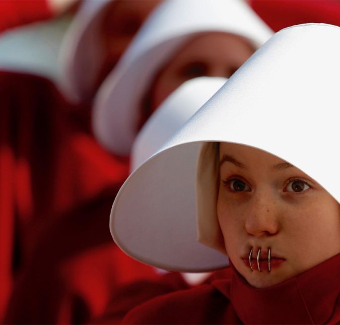 Aliás, com o casal estando em Washington, junto com June, a aia viu cenas impressionantes. Mas talvez o que tenha chocado mais foi o fato de, na capital, as aias serem ainda mais oprimidas, se isso é possível. Além do já tradicional uniforme vermelho, algumas mulheres ainda tiveram suas bocas fechadas com arame. Aliás, com o casal estando em Washington, junto com June, a aia viu cenas impressionantes. Mas talvez o que tenha chocado mais foi o fato de, na capital, as aias serem ainda mais oprimidas, se isso é possível. Além do já tradicional uniforme vermelho, algumas mulheres ainda tiveram suas bocas fechadas com arame.