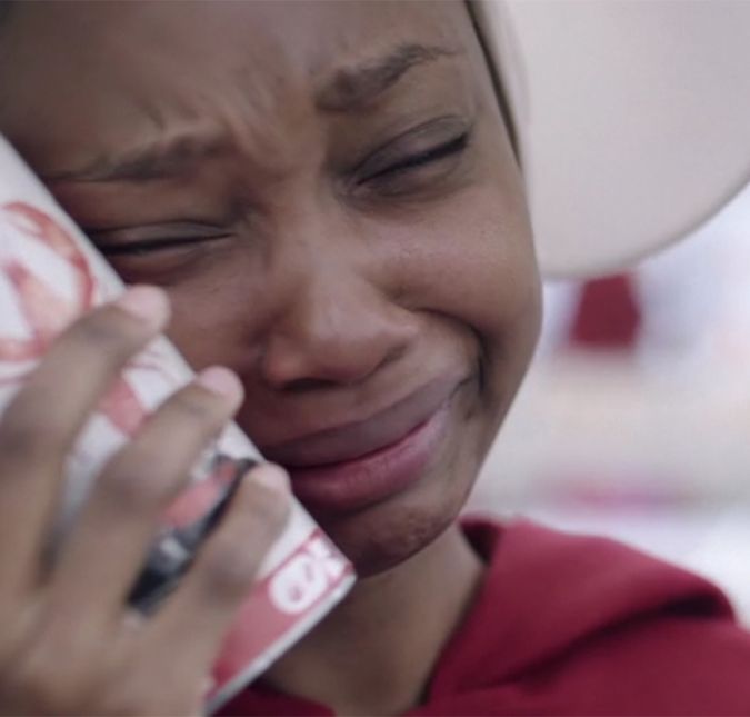 Depois, June descobre que foi Ofmatthew quem dedurou a Martha para a Tia Lydia. Após se vingar da aia a humilhando e falando que ela, grávida, não queria a criança que está esperando, Ofmatthew surta no supermercado e acaba pegando em uma arma - e a aponta para Tia Lydia. Logo depois, ela recebe um tiro e cai no chão. Tenso demais! Depois, June descobre que foi Ofmatthew quem dedurou a Martha para a Tia Lydia. Após se vingar da aia a humilhando e falando que ela, grávida, não queria a criança que está esperando, Ofmatthew surta no supermercado e acaba pegando em uma arma - e a aponta para Tia Lydia. Logo depois, ela recebe um tiro e cai no chão. Tenso demais!