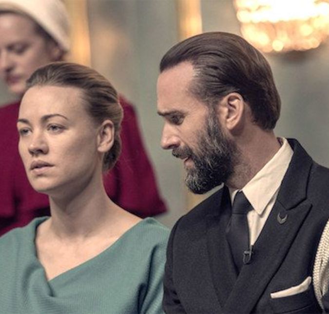 Como não citar, por exemplo, a vez em que Serena, interpretada por Yvonne Strahovski, nascida em 30 de julho de 1982, faz June ir com ela até Washington para que ela tente, ao lado do Comandante Waterford, trazer a pequena Nichole de volta para Gilead? June só entende o que está acontecendo quando entra na gravação de um programa em que o casal apela, para o Canadá, devolver a bebê. Como não citar, por exemplo, a vez em que Serena, interpretada por Yvonne Strahovski, nascida em 30 de julho de 1982, faz June ir com ela até Washington para que ela tente, ao lado do Comandante Waterford, trazer a pequena Nichole de volta para Gilead? June só entende o que está acontecendo quando entra na gravação de um programa em que o casal apela, para o Canadá, devolver a bebê.