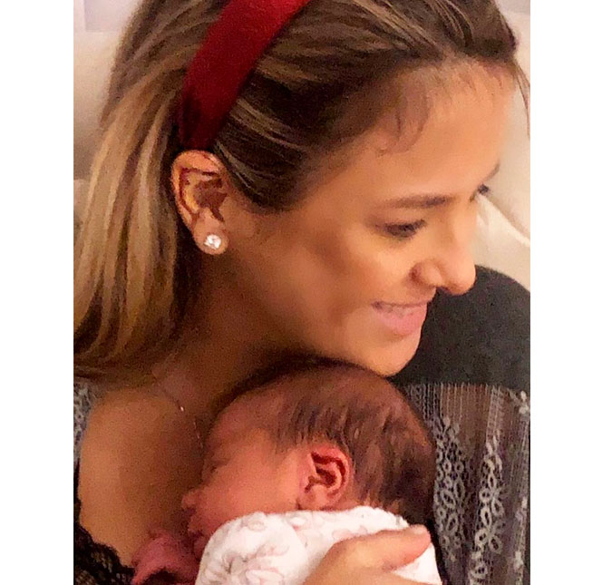 Duas semanas após o parto de Manuella, Ticiane Pinheiro brinca com falta de sono e mamães famosas se identificam