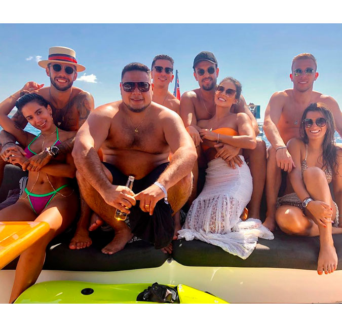 Em Ibiza, Anitta curte passeio de barco com Pedro Scooby, veja!