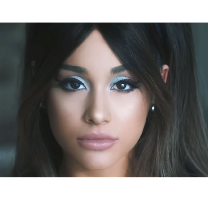 Ariana Grande <I>dá uns pegas</I> em Mikey Foster no clipe de <I>boyfriend</I> e fala sobre inspiração para a música; veja os lançamentos da semana!