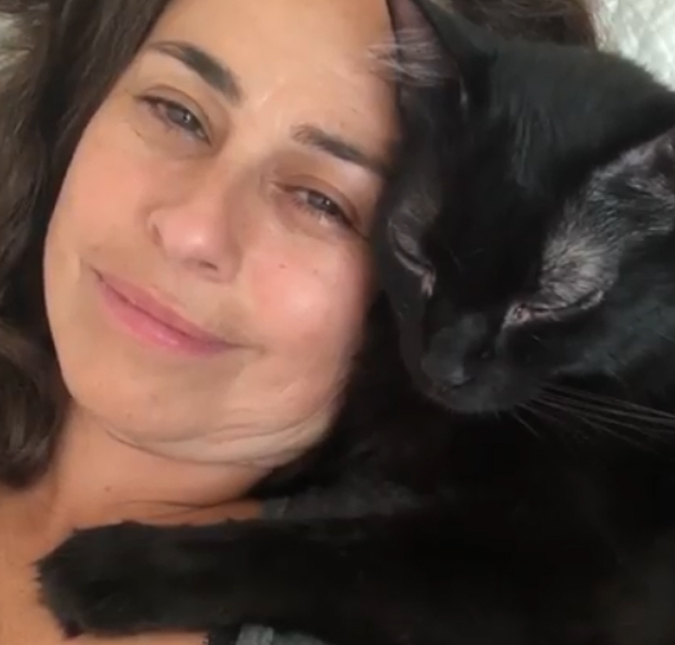 Após ter sido mordida por gato, Daniela Escobar desabafa: <I>Não julgue uma situação que você nunca viveu</i>