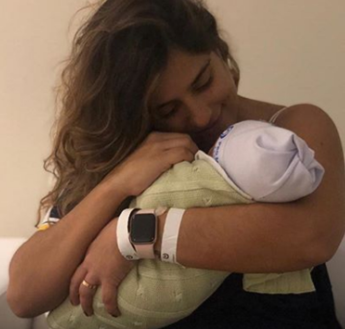Camilla Camargo faz desabafo sobre exposição do rosto do filho: <I>Cuidado com as redes sociais</i>