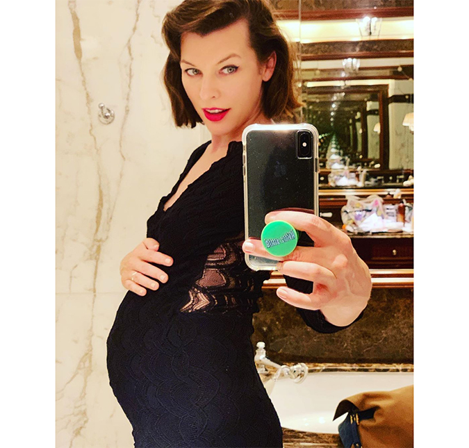 Após sofrer aborto, Milla Jovovich será mamãe pela terceira vez, aos 43 anos de idade!
