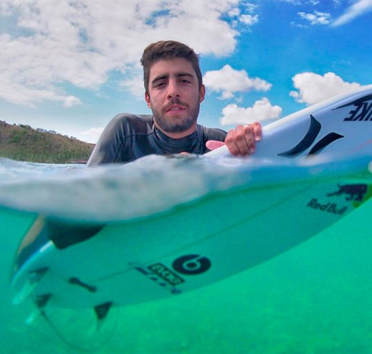 Ele não é só <i>o ex de Luana Piovani</i>. Conheça mais sobre o surfista Pedro Scooby!
