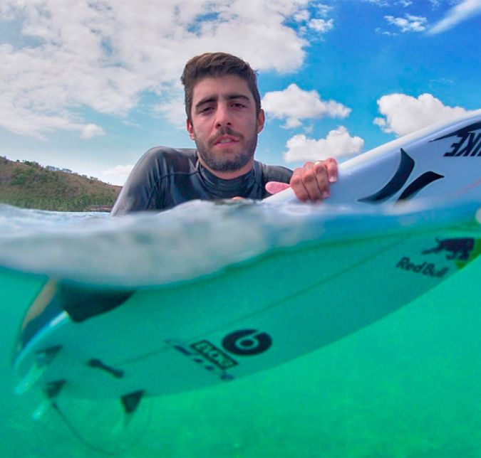 Pedro Vianna Scooby, ou só Pedro Scooby, é surfista de ondas gigantes e virou um dos nomes mais comentados da internet dos últimos tempos. Primeiro por ter uma vida amorosa agitada, com relacionamentos conturbados, indo de Anitta até Luana Piovani - mãe de seus filhos. E, segundo, por estar confinado no BBB22. Quer saber mais detalhes da vida do surfista? Confira a seguir!