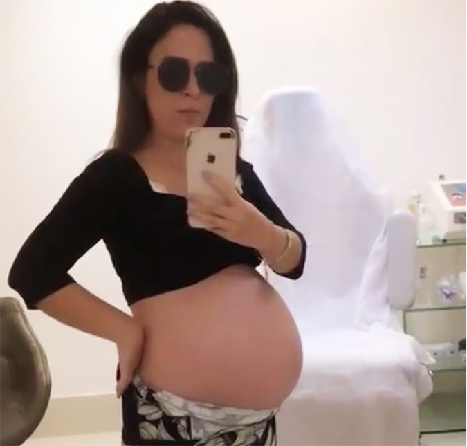 Tatá Werneck tira vestido no médico e mostra o barrigão: <i>Sendo sensual</i>