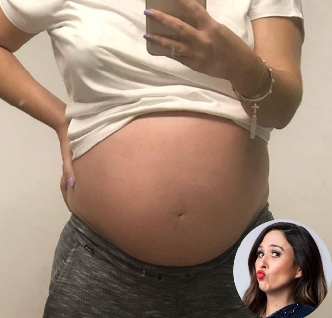 Tatá Werneck posa mostrando barrigão e brinca com infiltração na parede
