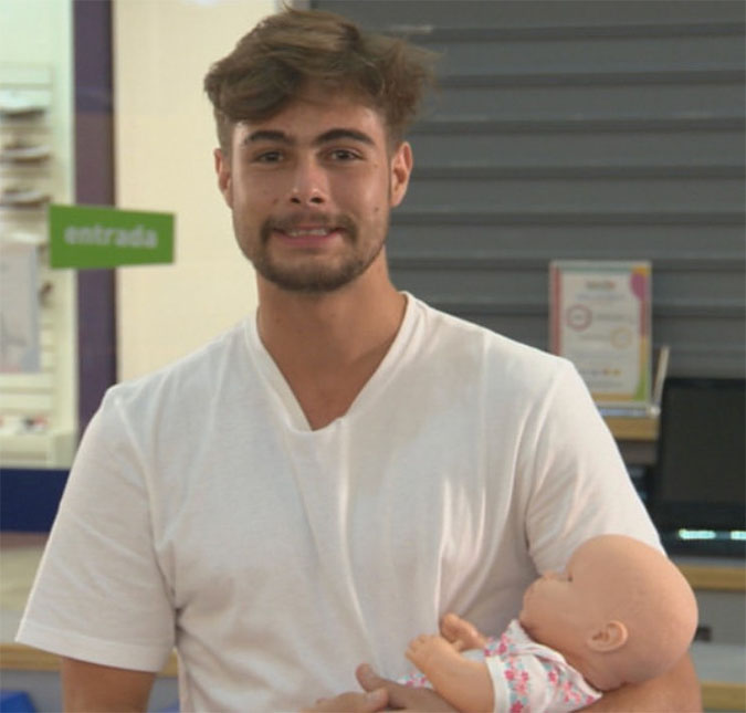 Rafael Vitti faz aula para aprender a cuidar de bebê recém-nascido: <i>- Batendo um desespero</i>