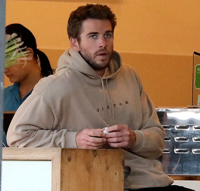 Liam Hemsworth é flagrado sem aliança e se pronuncia sobre fim da relação com Miley Cyrus: <i>Felicidade para ela daqui para frente</i>