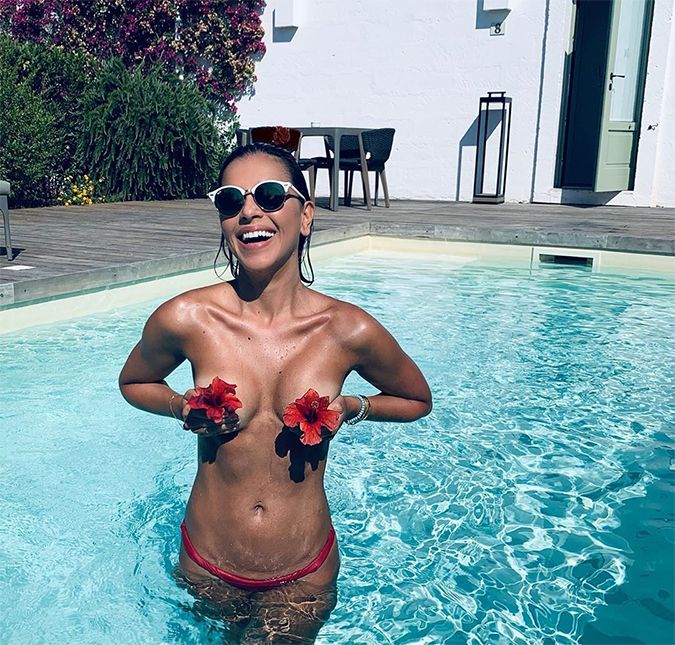 Certa vez, quando ela estava de férias na Itália, ela publicou uma foto topless em seu Instagram, mas tampando os mamilos com duas flores - que ainda por cima combinavam com a cor de seu biquíni. Na legenda, escreveu: Definitivamente eu não tenho maturidade para ficar num quarto com piscina!. Que inveja!