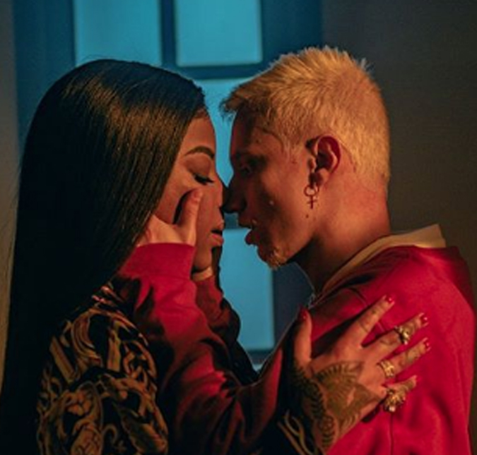 Namorada de Ludmilla chora de ciúmes ao ver cenas quentes entre a cantora e um funkeiro durante um clipe