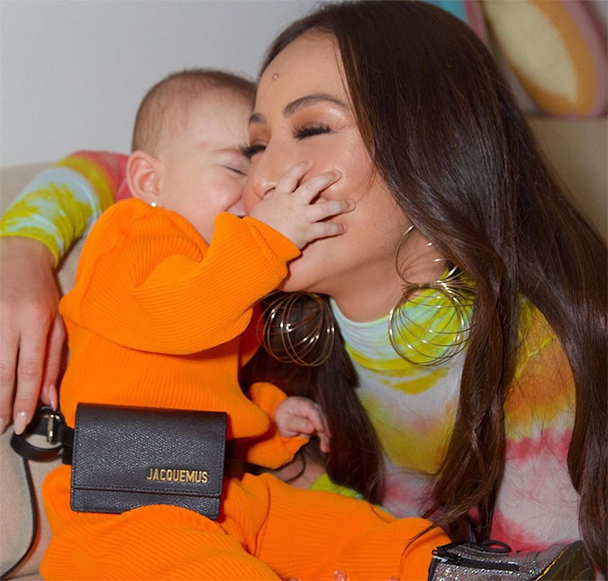Sabrina Sato encanta ao mostrar a filha, Zoe, fazendo carinho em boneco