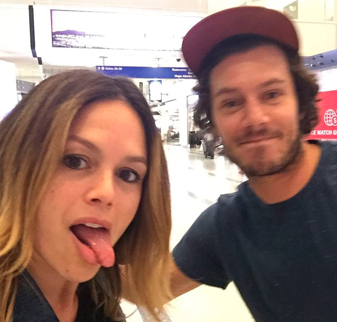 Casal de <i>The O.C.</i> se encontra em aeroporto e fãs vão à loucura!