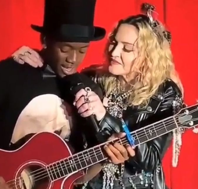 Além dos filhos biológicos, a cantora também adotou! David, que nasceu em 2006, mostra a mesma veia artística da mãe e, vira e mexe, aparece nas redes sociais dela. Além dos filhos biológicos, a cantora também adotou! David, que nasceu em 2006, mostra a mesma veia artística da mãe e, vira e mexe, aparece nas redes sociais dela.