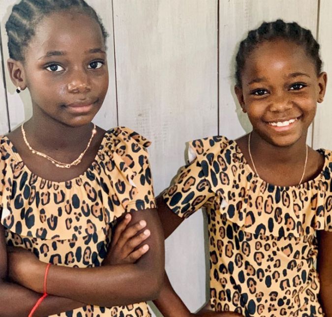 E, por fim, as duas caçulas da artista! Estere e Stelle são gêmeas e foram adotadas em fevereiro de 2017. Nas redes sociais a aparição delas é garantida e, assim como David, também mostram que estão exercitando o lado artístico, pois aparecem sempre dançando e cheias de estilo. Duas fofuras, né? E, por fim, as duas caçulas da artista! Estere e Stelle são gêmeas e foram adotadas em fevereiro de 2017. Nas redes sociais a aparição delas é garantida e, assim como David, também mostram que estão exercitando o lado artístico, pois aparecem sempre dançando e cheias de estilo. Duas fofuras, né?